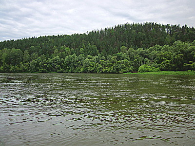 Берега реки Чулым с видом на хребет Арга вблизи Алтата