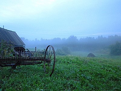 Двор усадьбы ООО Леспромстрой в посёлке Сплавной