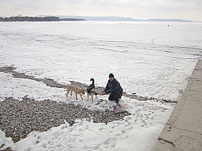 Юра, пёс Джон и лабрадорша Марта делят улов