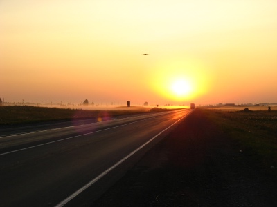 трасса в лучах восходящего Солнца