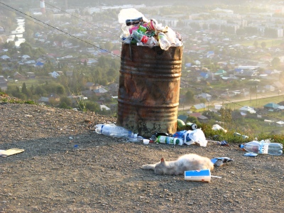 хозяйка стоянки на утёсе над городом Сим