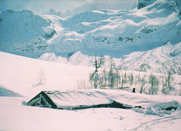Кош под перевалом Софийское Седло. Фото Вяч. де Бур