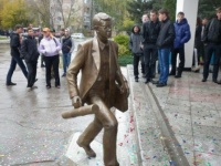 Символ Тольяттинского государственного университета «Студент, спешащий на занятия»